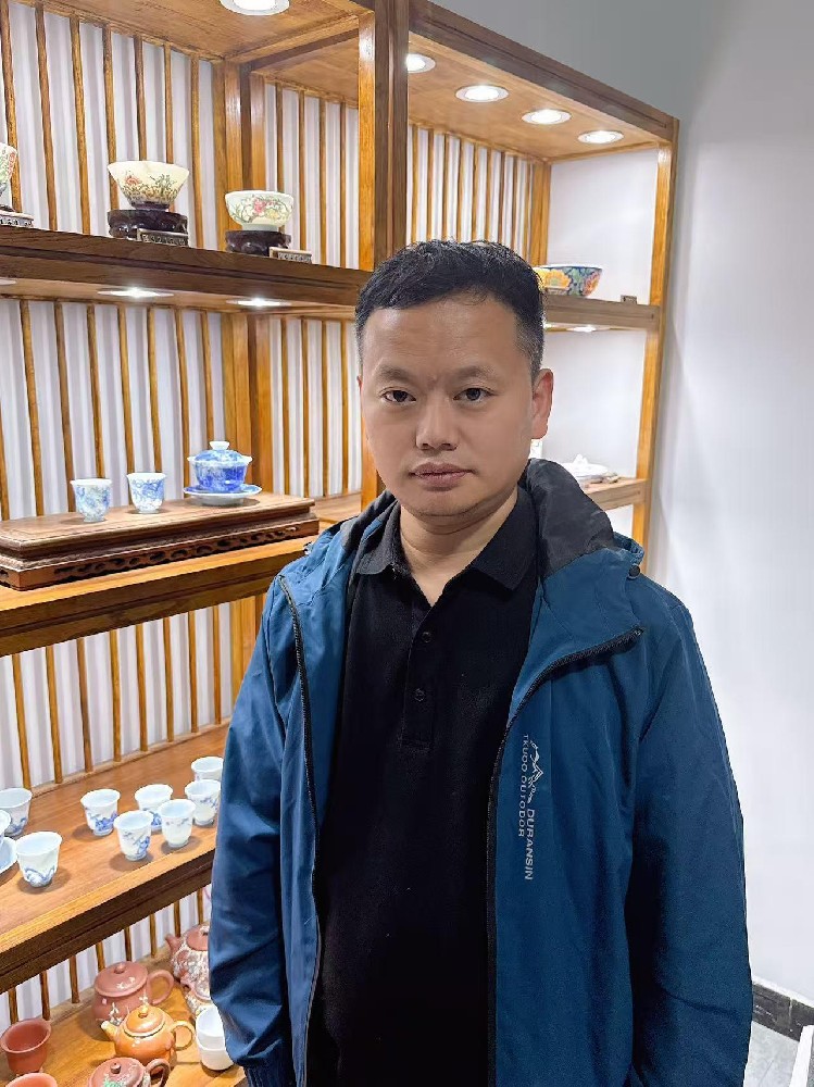 劉清華（國(guó)瓷紅葉畫院副秘書長(zhǎng)）